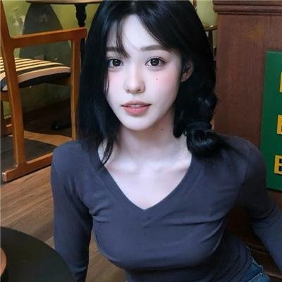 戴流苏耳环的少女